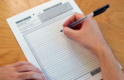 Mudanças internas na correção da redação do Enem levantam suspeitas de critérios mais rigorosos