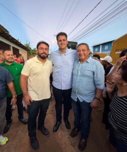 Ao lado de Orleans Brandão, Dudu Diniz e Jota Pinto celebram a chegada de asfalto no Parque das Palmeiras