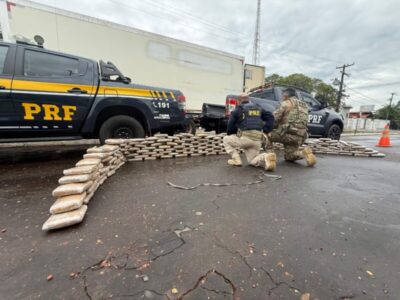 PRF intercepta caminhão frigorífico e apreende mais de 200 kg de skunk na BR-135, em Peritoró