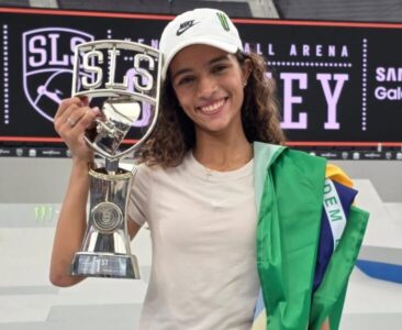 Rayssa Leal impõe favoritismo e vence etapa da SLS na Austrália