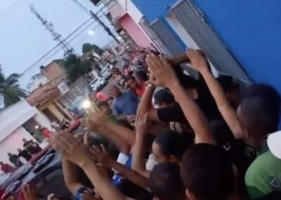 Populares fazem “muro” para impedir gravação durante prisão de oito vereadores em Turilândia