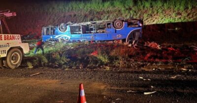Seis pessoas morrem após ônibus que saiu do Maranhão tombar em SP