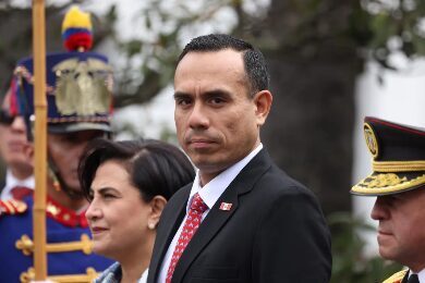 Presidente do Peru é destituído pelo Congresso após 4 meses no cargo