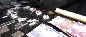 Três suspeitos de tráfico de drogas são presos em flagrante no Bairro de Fátima