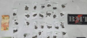 Polícia conduz suspeito por tráfico de drogas no bairro Barreto