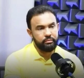 ESCÂNDALO NA BAIXADA: Prefeito de Palmeirândia escala “Exército de um Homem Só” (e ele é estagiário!) para conter Vagma Trinta