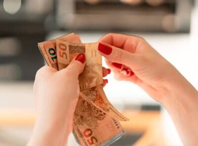 VEM BOMBA AÍ! Polícia monitora esposa de assassino em investigação sobre apoio financeiro de políticos de oposição