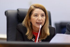 Iracema Vale rebate críticas de Rodrigo Lago durante sessão sobre intervenção em Turilândia