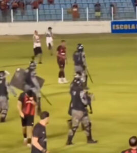 Torcida do Moto Club se revolta com eliminação invade campo e agride jogadores