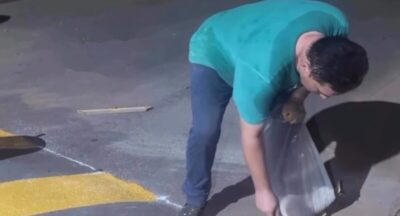 Com recursos próprios, vereador age onde Prefeitura falha e tenta amenizar caos no trânsito de Bacabal