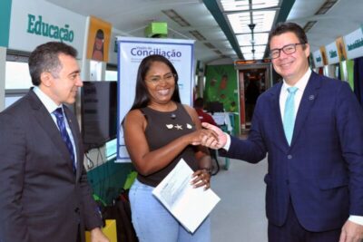 Professora vai do divórcio à união estável em uma hora no Vagão da Conciliação