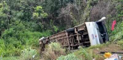 Ônibus que saiu de Pindaré-Mirim tomba na BR-153; mulher de 29 anos morre