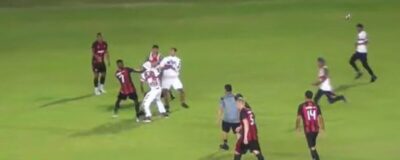 Torcedores do Moto Club invadem gramado e agridem jogadores durante partida do Campeonato Maranhense