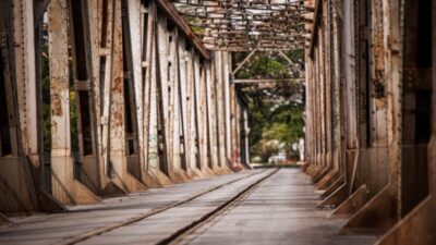 CREA alerta cuidado com pista molhada na Ponte Metálica