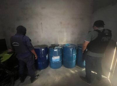 POLÍCIA CIVIL ESTOURA DEPÓSITO CLANDESTINO DE COMBUSTÍVEL E PRENDE HOMEM EM BURITI