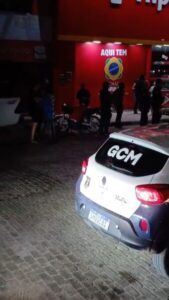 Em Barreirinhas (MA), homem abraça moto para impedir apreensão durante blitz do DEMT e Guarda Municipal