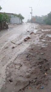 Gambiarra do prefeito não resiste à primeira chuva: rua no Povoado Santa Clara vira lamaçal em Humberto de Campos