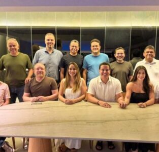 Aliados de Dino repetem foto para tentar exibir força política