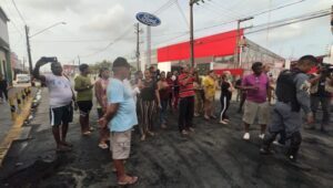 Mercado Central amanhece fechado e feirantes bloqueiam avenida em protesto