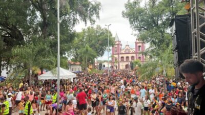 Caxias abre Carnaval histórico com multidão na Praça São Benedito e segurança reforçada