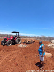 Prefeitura de Cacimbas intensifica apoio aos agricultores com envio de tratores às comunidades rurais