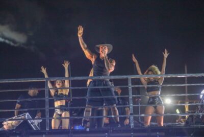 Léo Santana festeja multidão na Litorânea apesar da greve de ônibus em São Luís