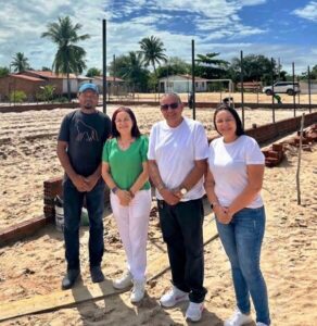 Prefeita Eliane Dias visita obra da quadra de beach soccer em Coqueiro