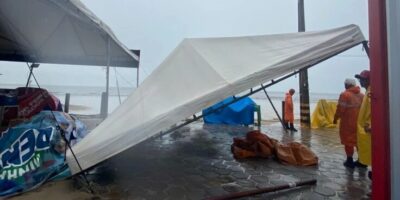 Ventania destrói barracas e camarotes na Litorânea, em São Luís