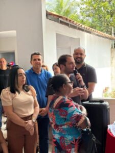 Prefeito Fernando Pessoa entrega óculos a alunos da EJA em Tuntum