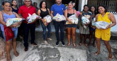 Junior Cascaria entrega cestas básicas na Vila Maranhão
