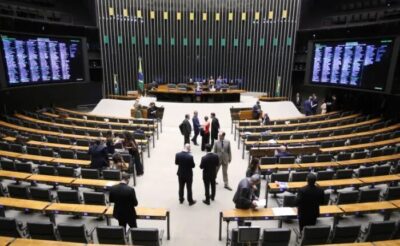 Deputados analisam proposta de reestruturação da carreira de servidores