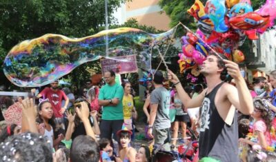Carnaval: pais não devem postar imagens de crianças, diz pesquisador