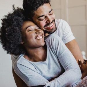 Transar com um amigo é mais comum do que se imagina, revela pesquisa