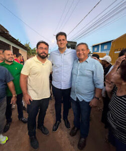 Ao lado de Orleans Brandão, Dudu Diniz e Jota Pinto comemoram a chegada do asfalto no Parque das Palmeiras