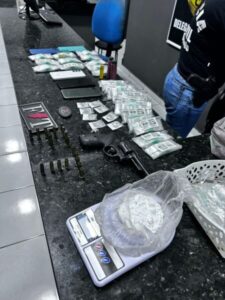 Polícia Militar apreende arma e drogas durante ocorrência no bairro Galeana