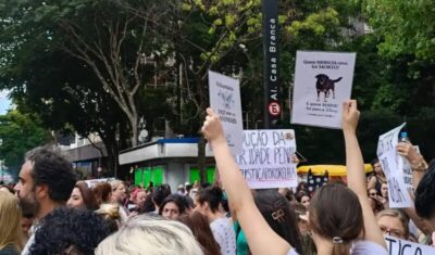 Centenas de pessoas em São Paulo pedem justiça pelo cão Orelha