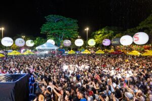 Em Pinheiro Praça José Sarney vira mar de gente na abertura do Carnaval Bom Demais