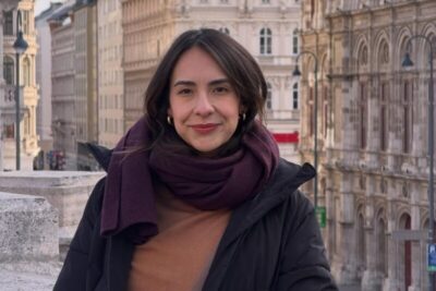 Influencer famosa revela câncer raro associado a implante de silicone