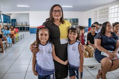 63 anos: Paula Azevedo entrega 18 mil fardamentos para estudantes de Paço do Lumiar