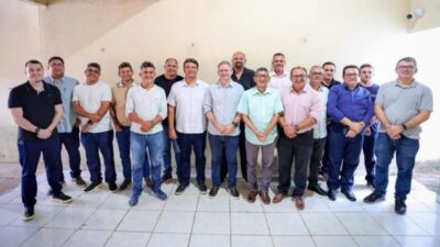 A foto do prefeito Rafael com lideranças e a opinião do coronel Schnneyder