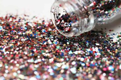 O brilho do perigo: por que o glitter é o vilão do Carnaval