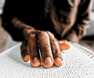 Mais de 45 mil alunos com deficiência visual começam ano letivo sem livros em Braille
