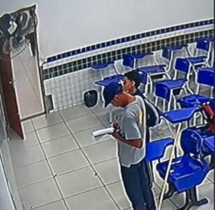 Profissional da limpeza emociona ao ajudar aluno com deficiência a concluir atividade escolar em São Luís; vídeo viraliza nas redes