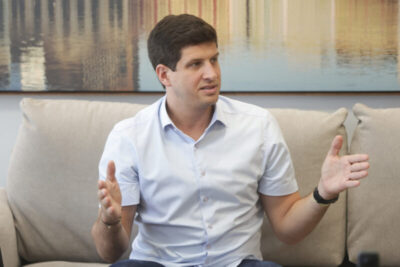 Até João Campos, com 51%, sofre dilema de deixar a prefeitura para concorrer ao governo