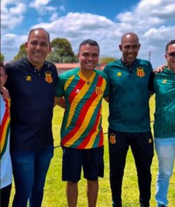 Enquanto times bancam despesas, Prefeitura de Humberto de Campos homologa licitação de mais de R$ 2 milhões para gastos esportivos