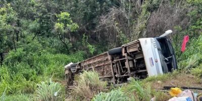 Ônibus de Pindaré tomba na BR-153 e deixa 1 morta