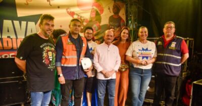 Prefeito Dr. Julinho prestigia segundo dia de Carnaval no Circuito Alesandra Santos, em Ribamar