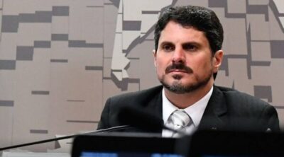 Senador Marcos do Val é levado para colocar tornozeleira eletrônica