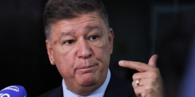 Dino dá 5 dias para senador explicar repasse de emendas à Lagoinha