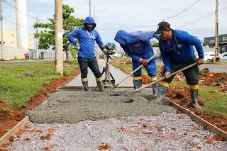 Governo do Distrito Federal está construindo novas calçadas no Riacho Fundo II, promovendo melhorias na mobilidade para pedestres